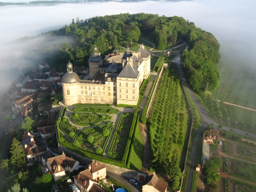  Vue aérienne du château et des jardins © Fondation du château de Hautefort