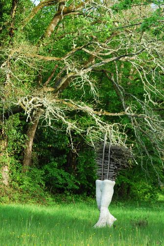 Jardin de Malrigou - Le Déraciné, grès d'Agnès Debizet © Philippe Chambost