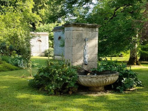 Parc de Montagrier - Fontaine en granit © DRAC Stéphanie Bérusseau, RDVJ 2022