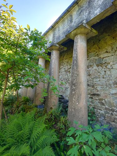 Parc de Montagrier - Vestige grande serre avec série de colonnes © DRAC Stéphanie Bérusseau, RDVJ 2022